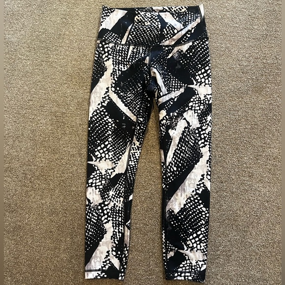 LULULEMON Cropped Legging - Size 8 - Picture 2 of 7